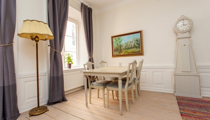 aparthotel stockholm old town: superio one bedroom apartment - dining table